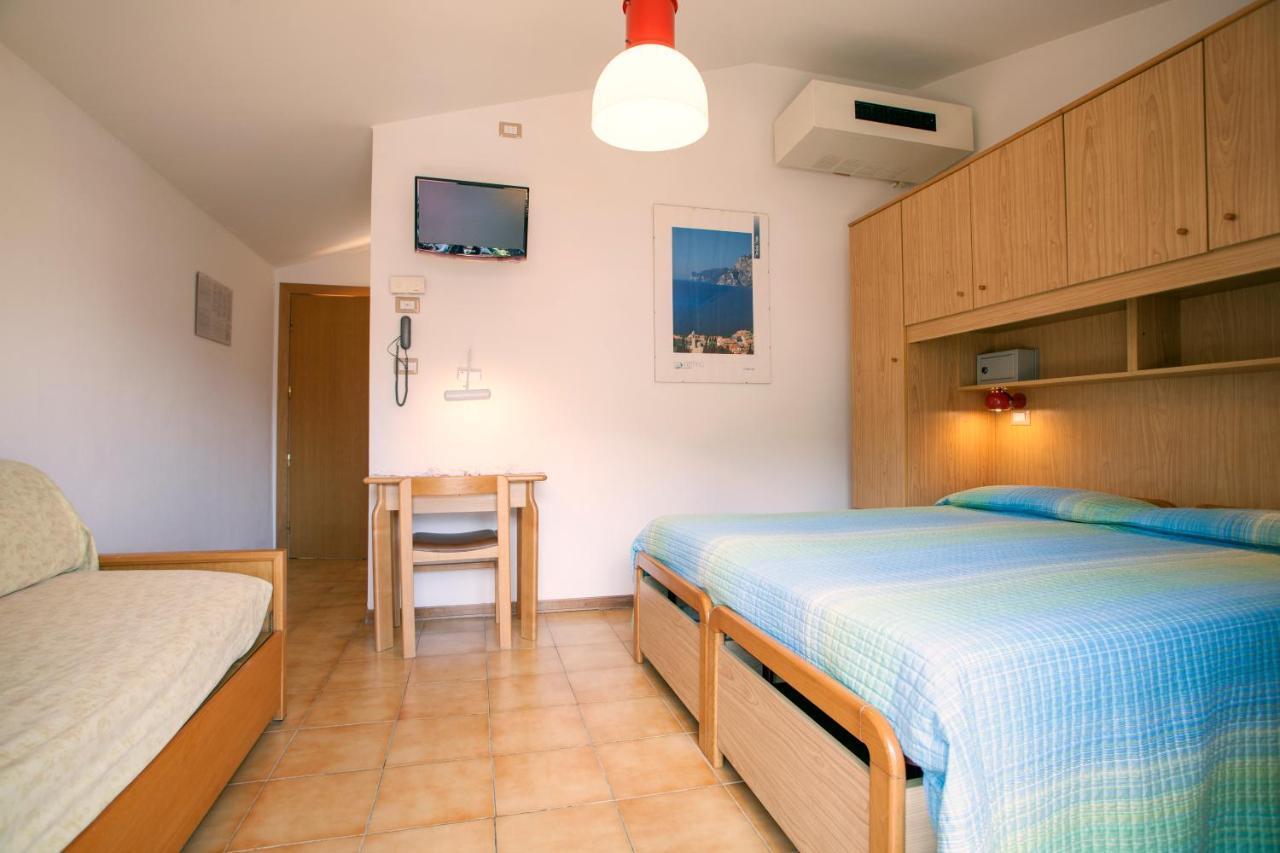 Hotel Garni Villa Magnolia Torbole Sul Garda Стая снимка