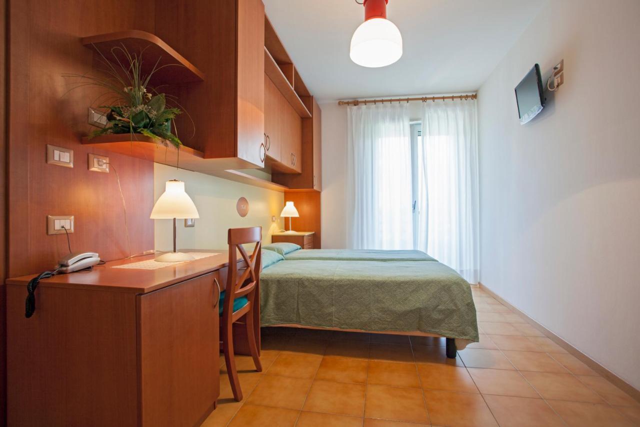 Hotel Garni Villa Magnolia Torbole Sul Garda Стая снимка